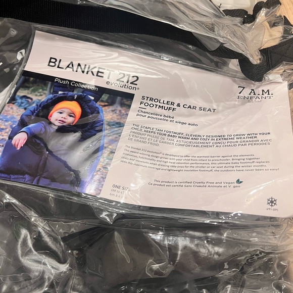 7am Enfant Evolution Blanket (Plush) in Black - Picture 3 of 4